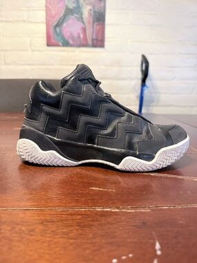 Converse   (WMNS) Converse VLTG Mission-V Mid Black Stripe